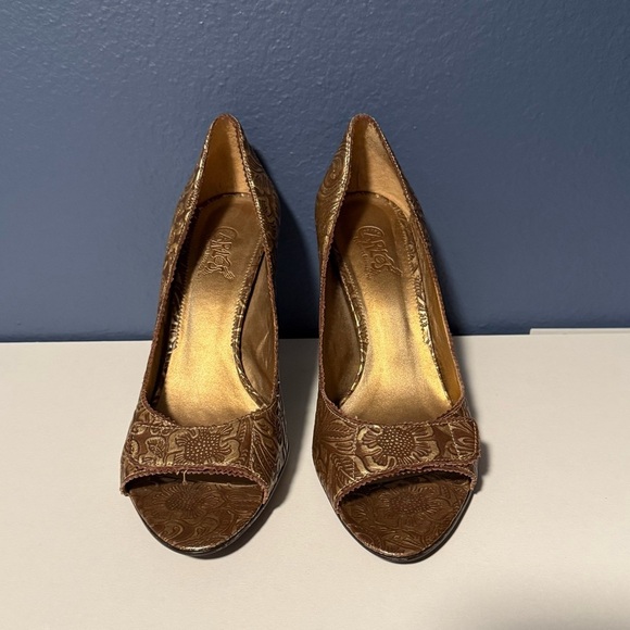 Carlos Santana Brown With Gold Embossed Floral Design Peep Toes Size 10 - Picture 2 of 8